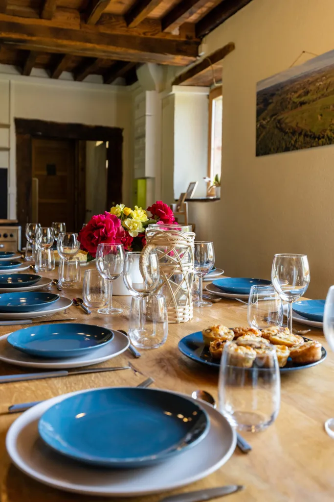 Table dressée avec vaisselle bleue et fleurs