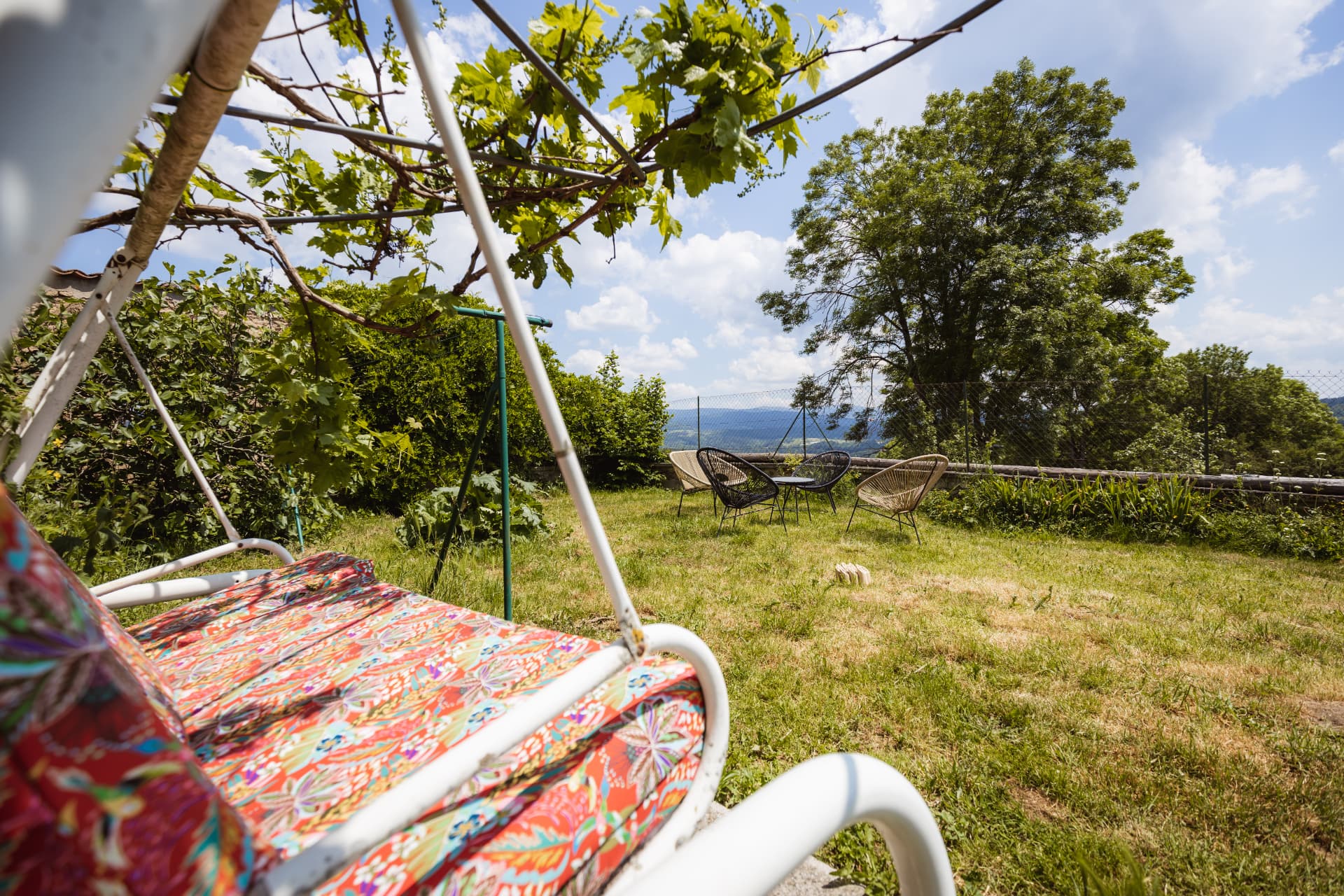 Balancelle et salon de jardin avec vue sur la vallée