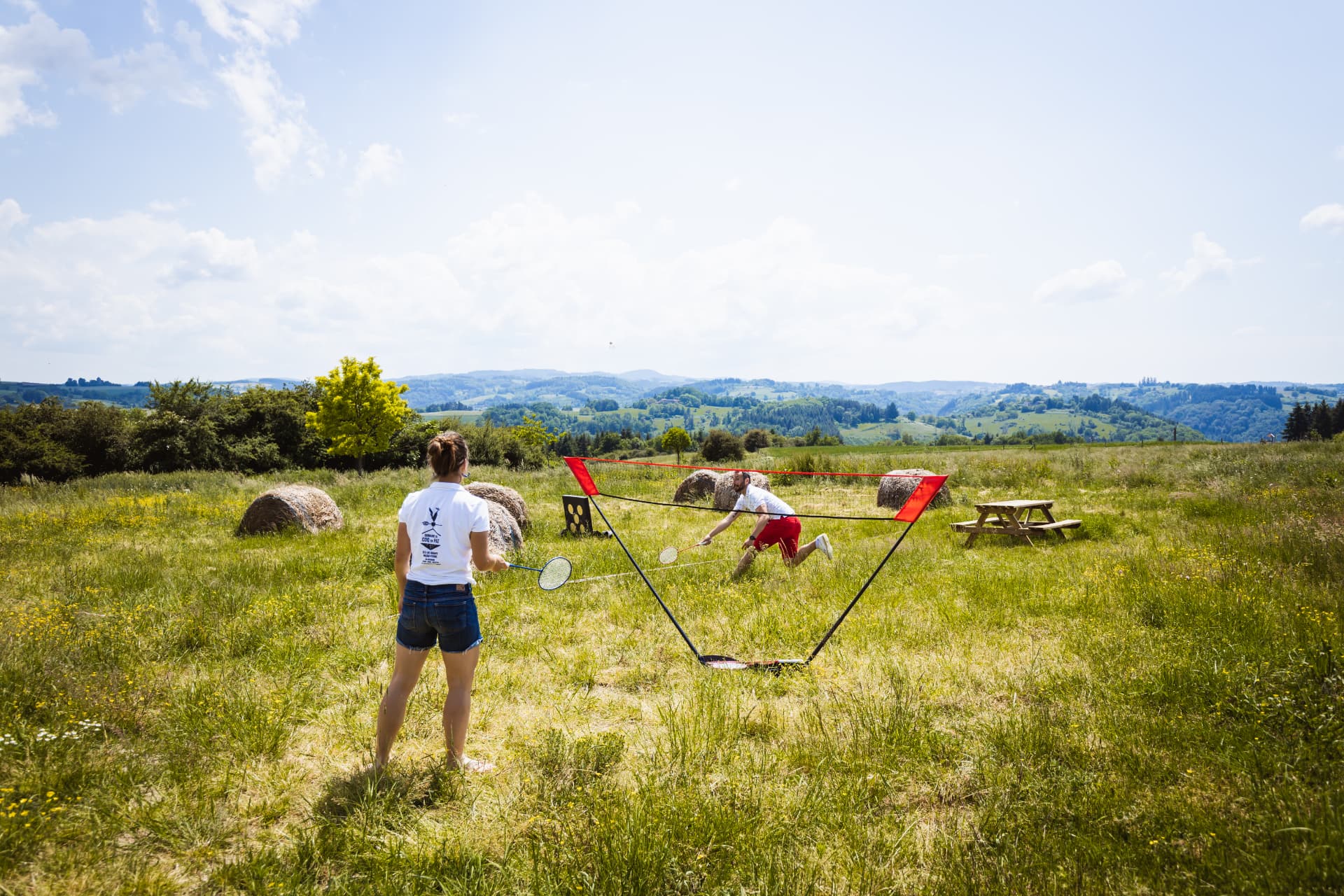 Badminton dans le pré face aux monts du Forez