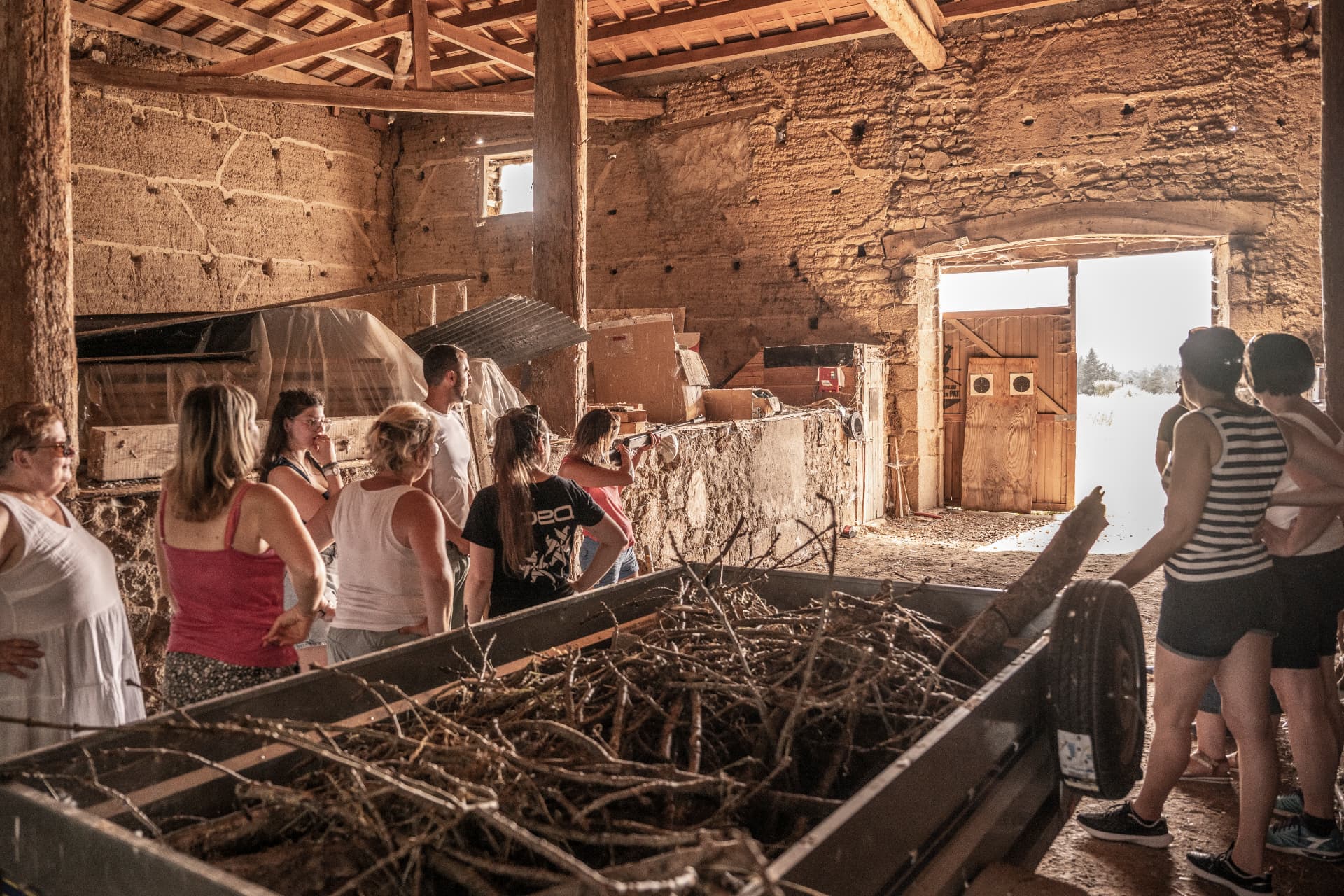 Visite de la grange de la ferme avec un groupe en séminaire