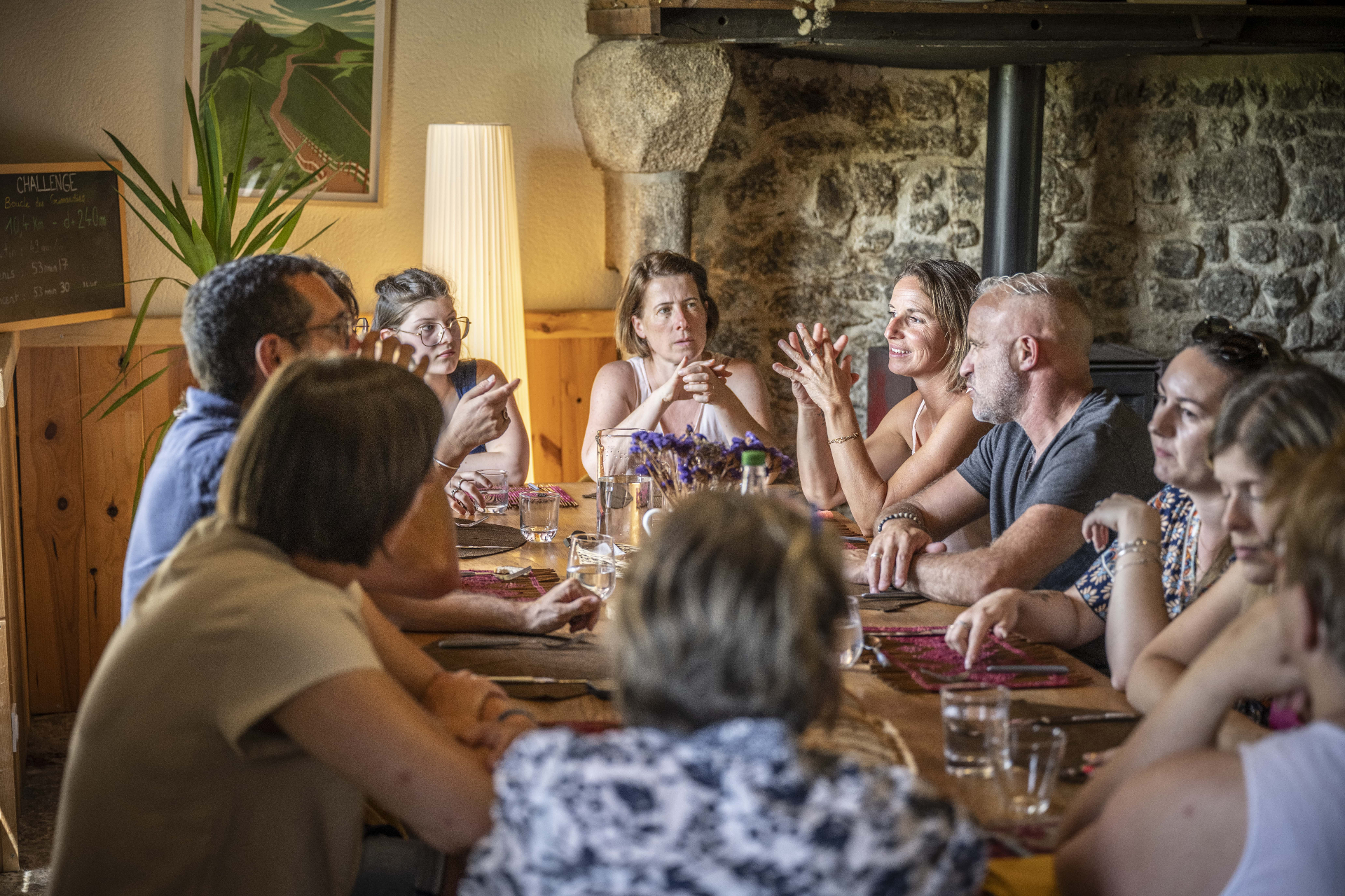 Grand repas de groupe autour de la table du gîte