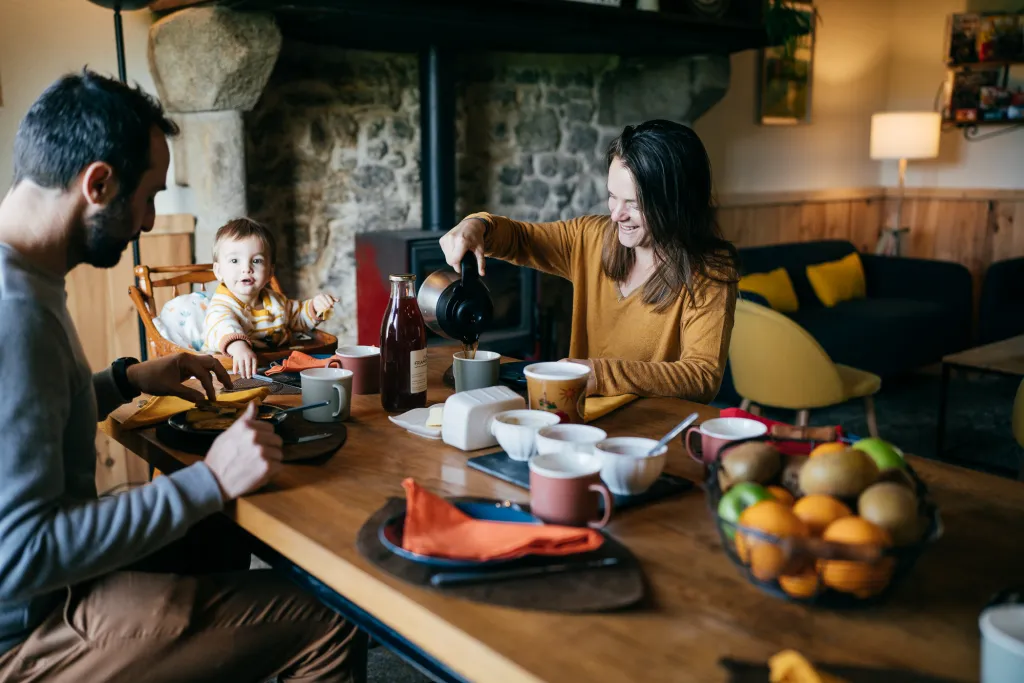 Petit-déjeuner en famille dans le salon du gîte