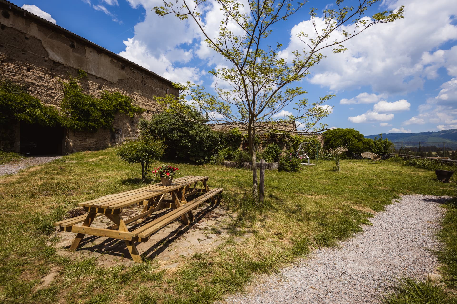 Table de pique-nique dans la cour du domaine