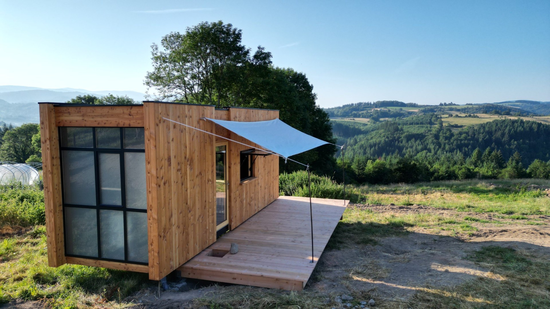 PATiny avec voile d'ombrage face aux collines