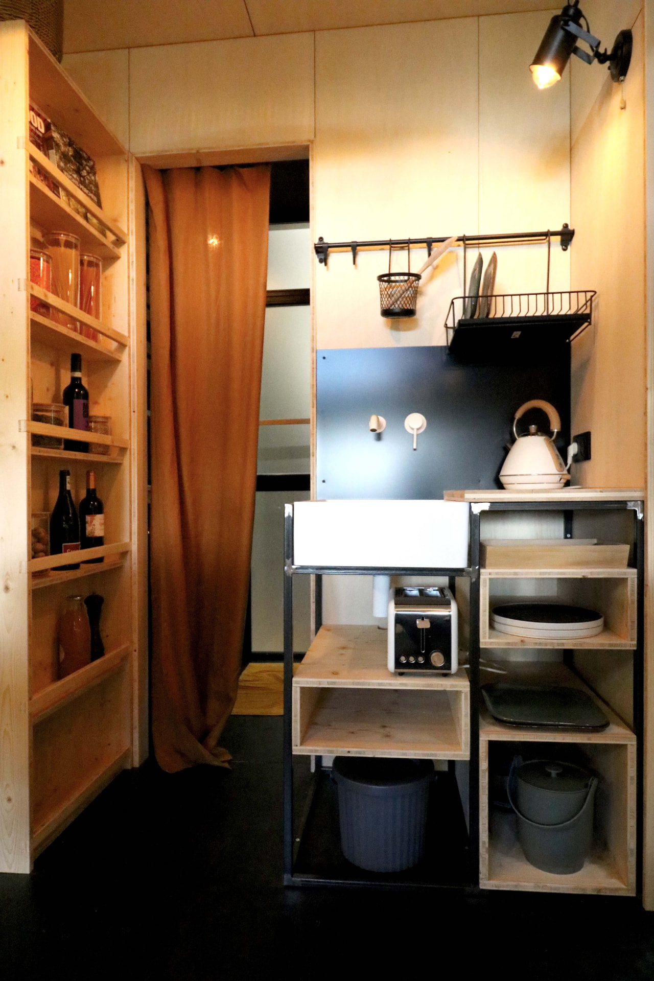 Détail kitchenette bois de la PATiny : évier, grille-pain, bouilloire et étagères garde-manger