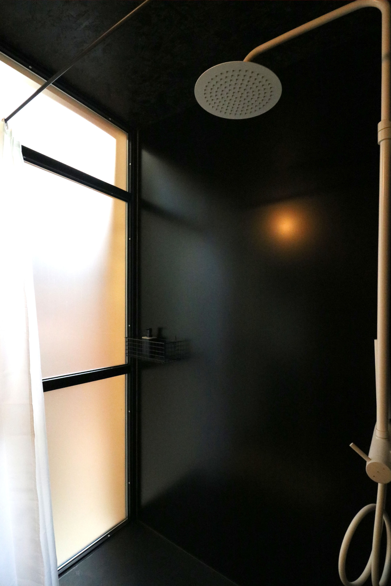 Douche à l'italienne noire de la PATiny avec pommeau pluie