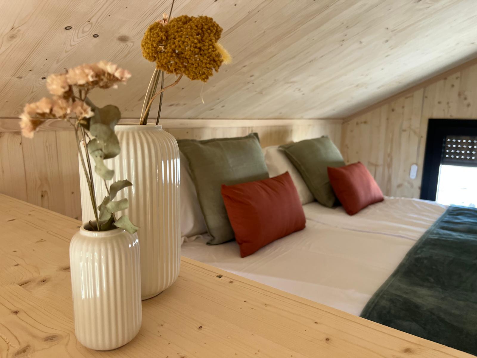 Chambre du COQhome, coussins lin et déco naturelle