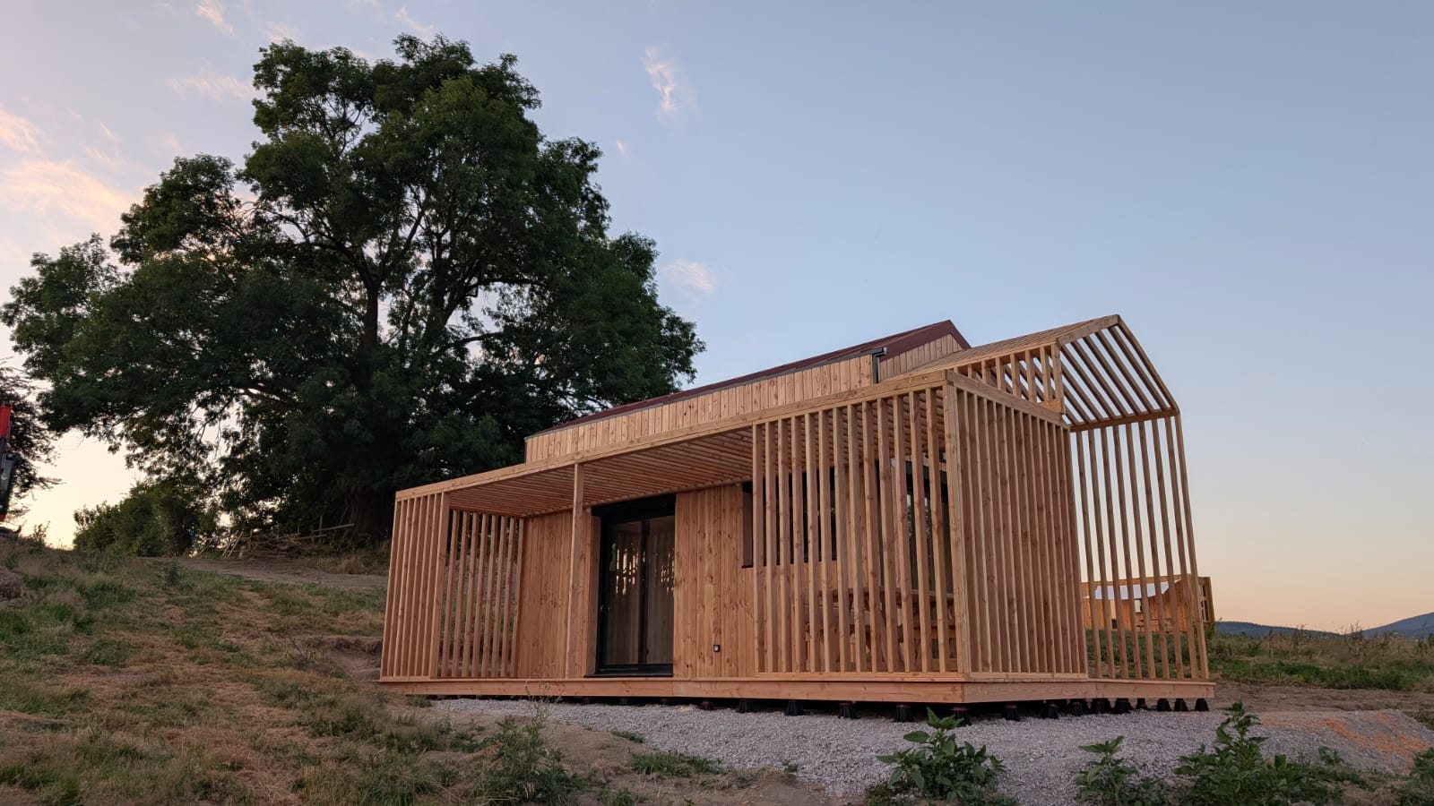 COQhome vue latérale, structure bois au crépuscule